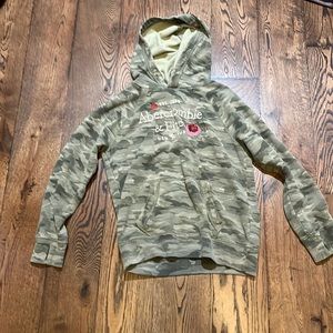 Camouflage sweater with a hand pocket in the front